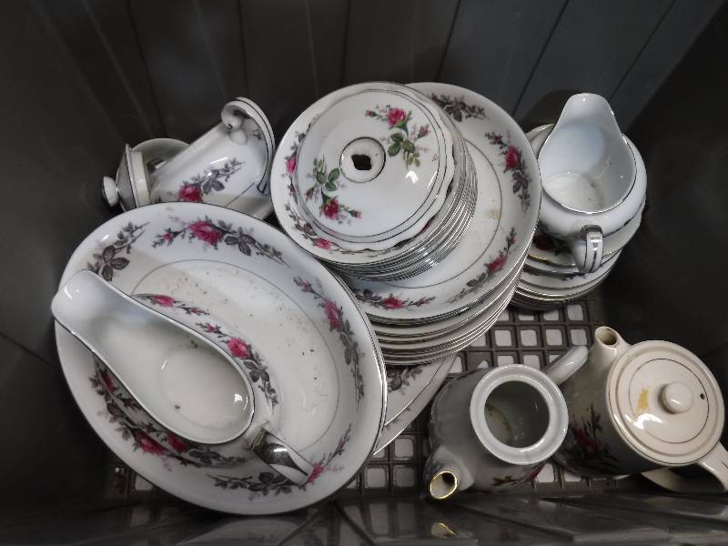 lot 1365 image: Floral trim Dishes lot