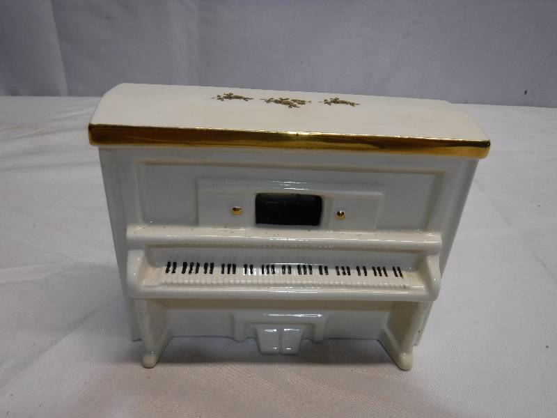 lot 1379 image: Piano shaped Music box