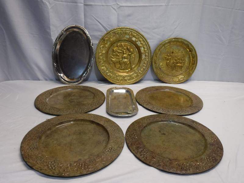 lot 1381 image: Wall plates and serving platters