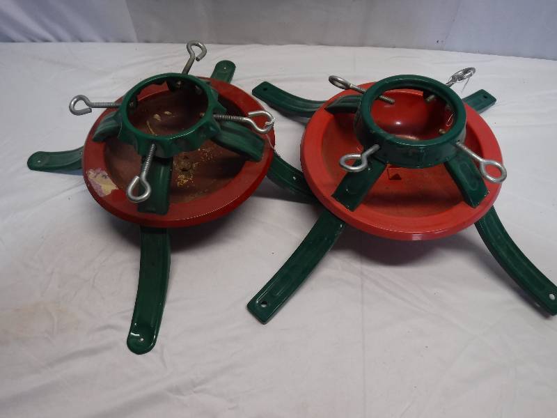 lot 1389 image: 2 Christmas tree stands