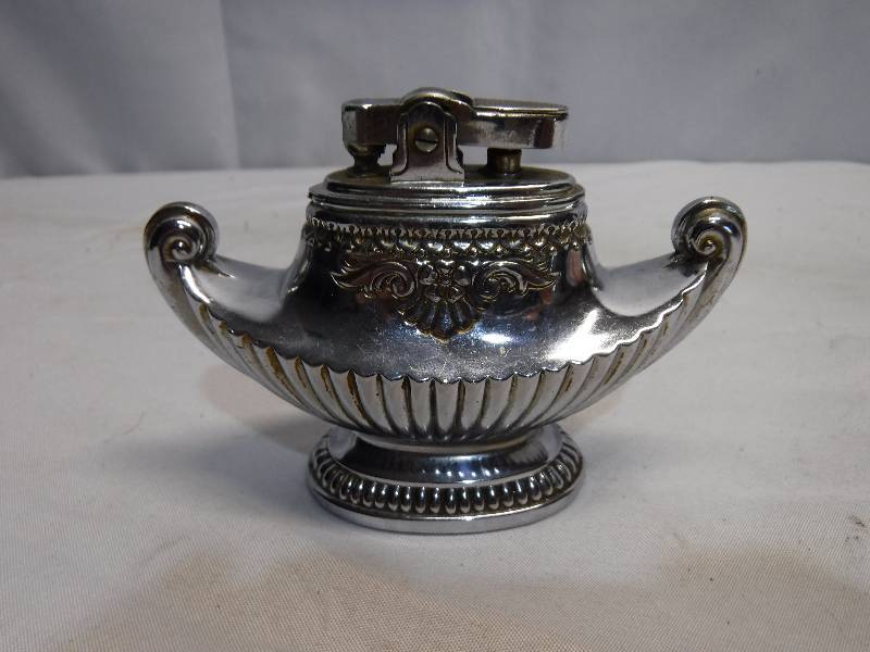 lot 1393 image: Table top lighter