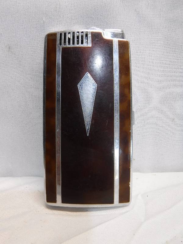lot 1397 image: Tortoiseshell look cigarette case lighter combo