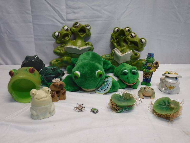 lot 1408 image: Frogs, frogs and more frogs decor lot