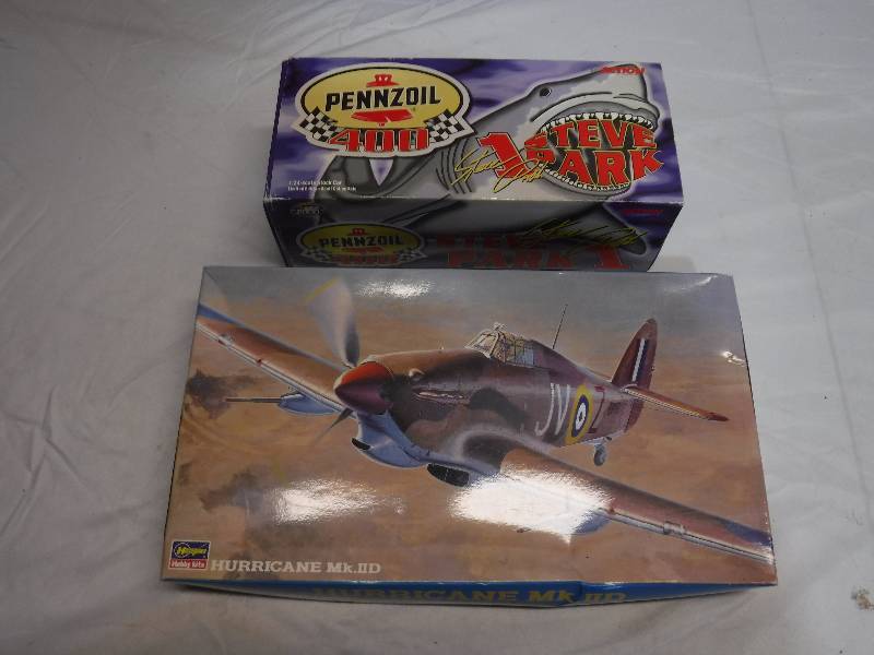 lot 1409 image: Pennzoil 1999 Monte Carlo stock car Homestead Speedway scale model and plane model kit