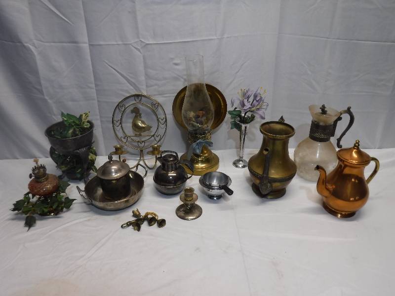 lot 1418 image: Lot of misc home decor items includes tea pots