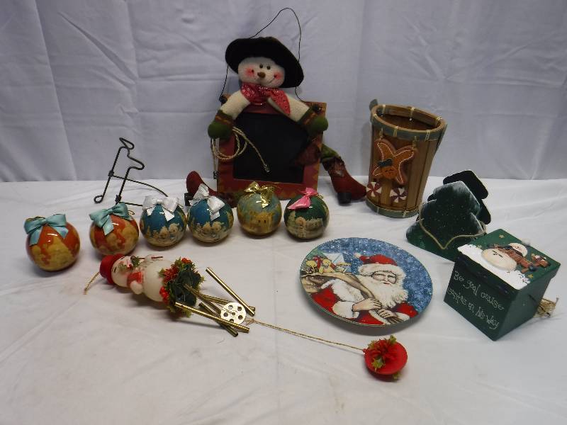 lot 1419 image: Christmas decor lot