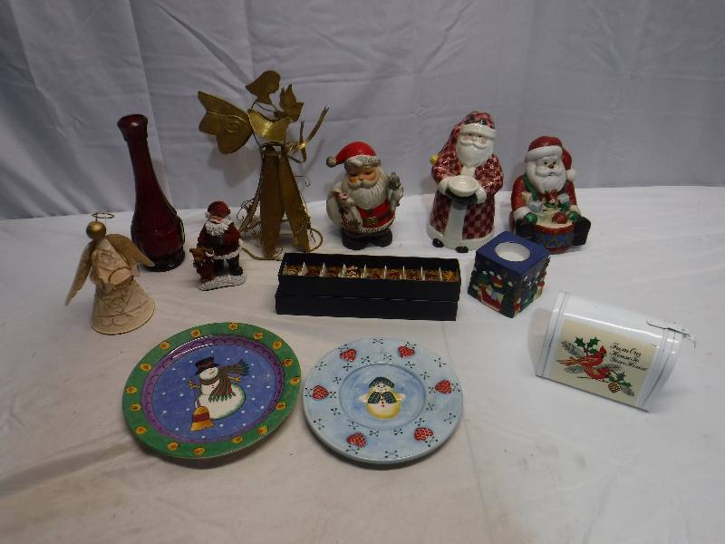 lot 1424 image: Christmas plates, Santa figures and more
