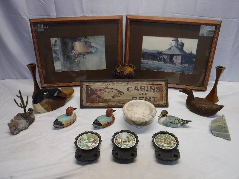 lot 1427 image: Rustic home decor. Includes Duck and geese figures, framed art and more
