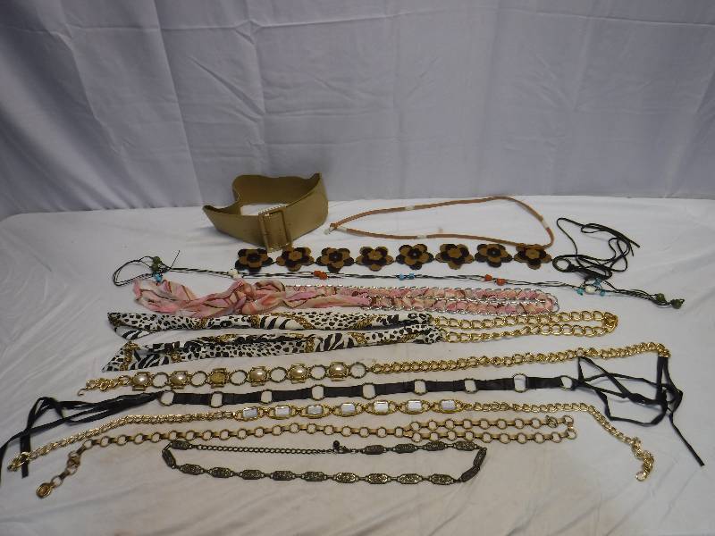 lot 1429 image: Costume jewelry and belt lot