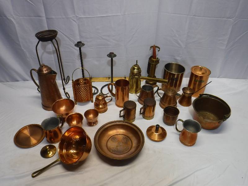 lot 1433 image: Mixed metals lot, includes some creamer and sugars, salt and pepper shakers and more