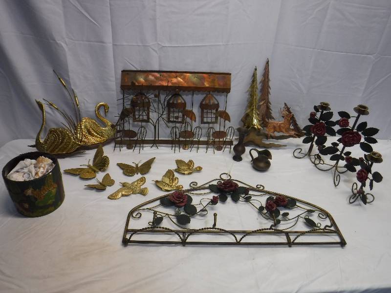 lot 1434 image: Mixed lot of metal wall decor and other items