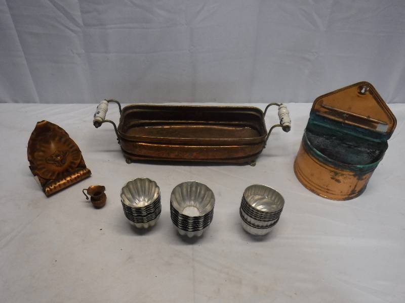 lot 1438 image: Tartlett cups, tiny pitcher and more