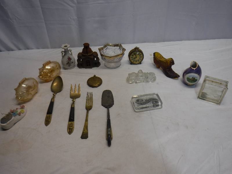 lot 1440 image: Servingware, glass shoe, piggie banks and more
