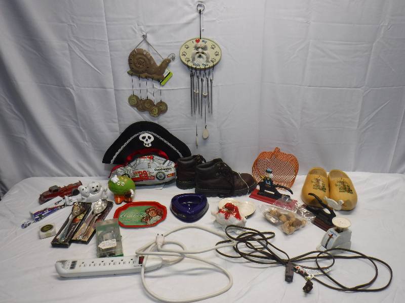 lot 1444 image: Table top nutcrackers, wind chimes and lots more