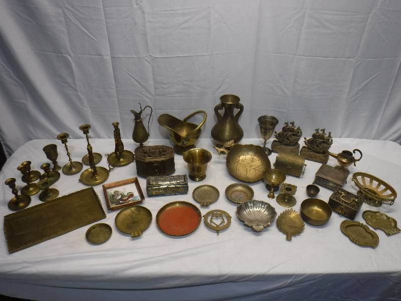 lot 1446 image: Ashtrays, trinket boxes, vases and more