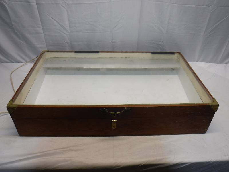 lot 1451 image: Lighted Display box, needs rewired