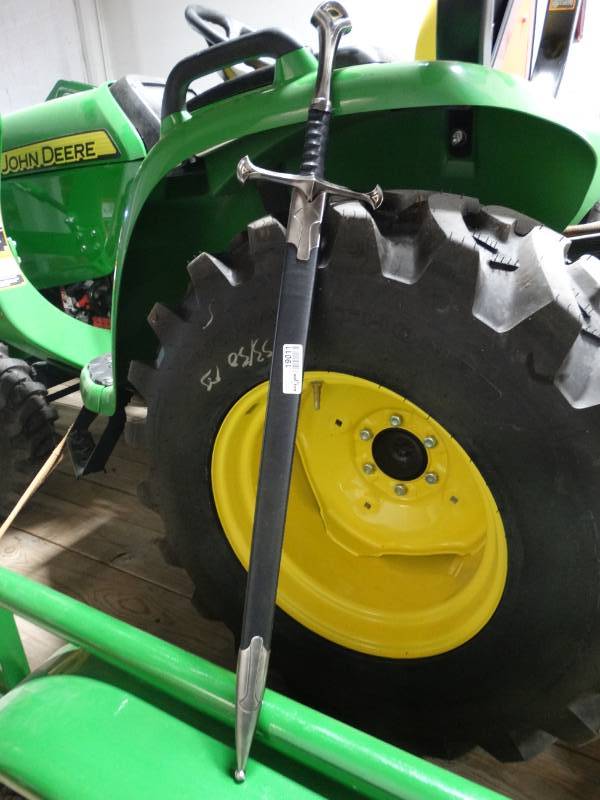 lot 19011 image: Display sword in case