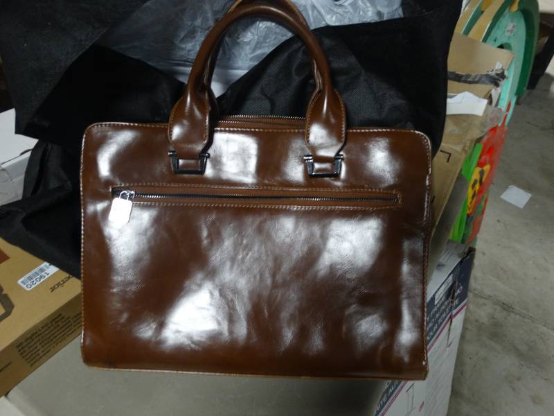 lot 19019 image: Clusi leather hand bag