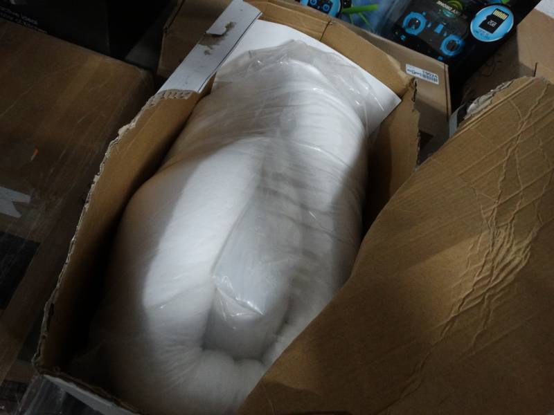 lot 19027 image: Cushy form pillow