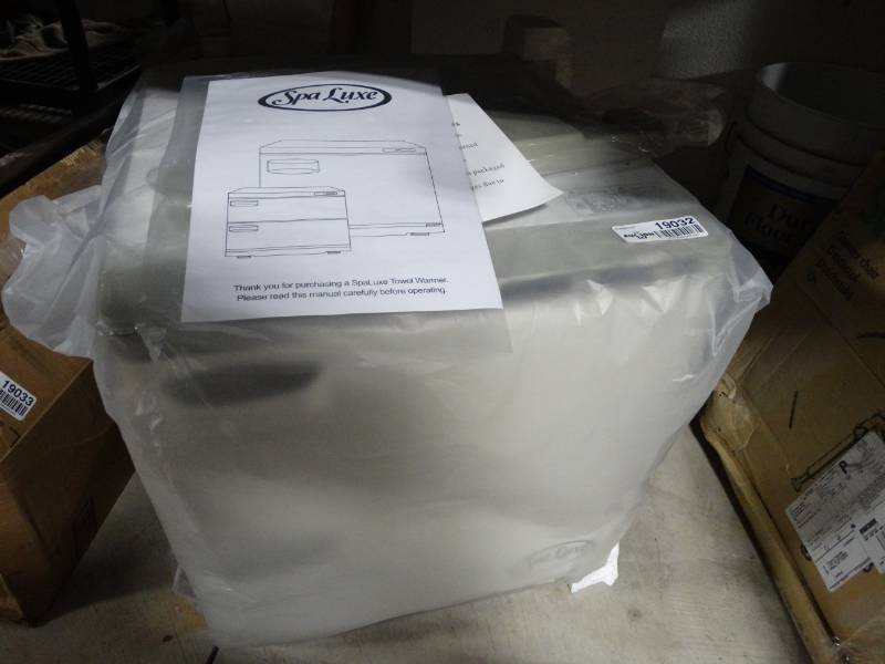 lot 19032 image: SpaLuxe towel warmer