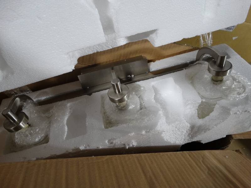 lot 19042 image: Light fixture