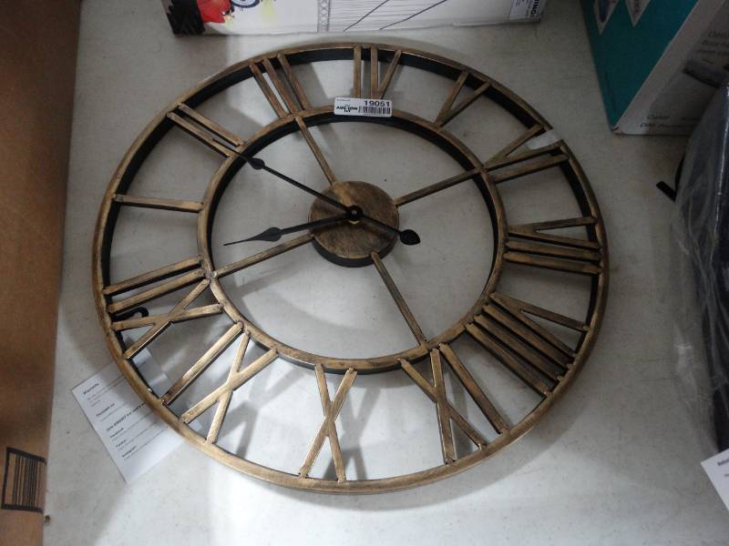 lot 19051 image: Metal wall clock decor
