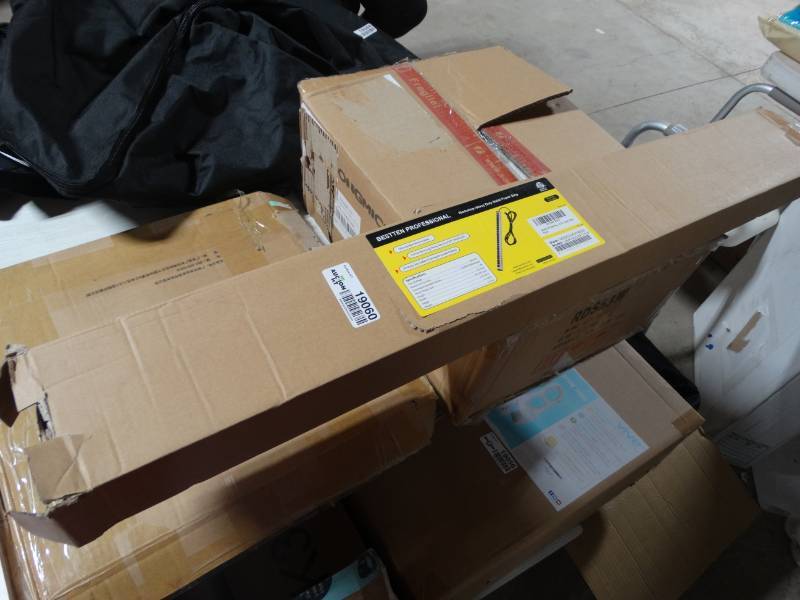 lot 19060 image: Workshop heavy duty metal power strip