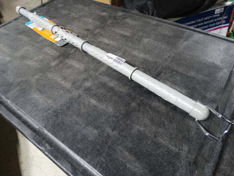 lot 19062 image: Car clothes bar