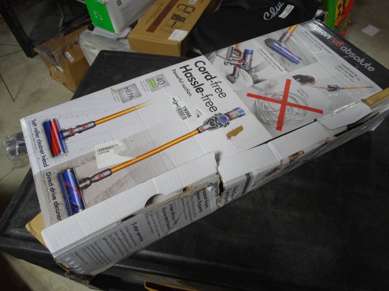 lot 19066 image: Dyson V8 abosolute cord free vacuum