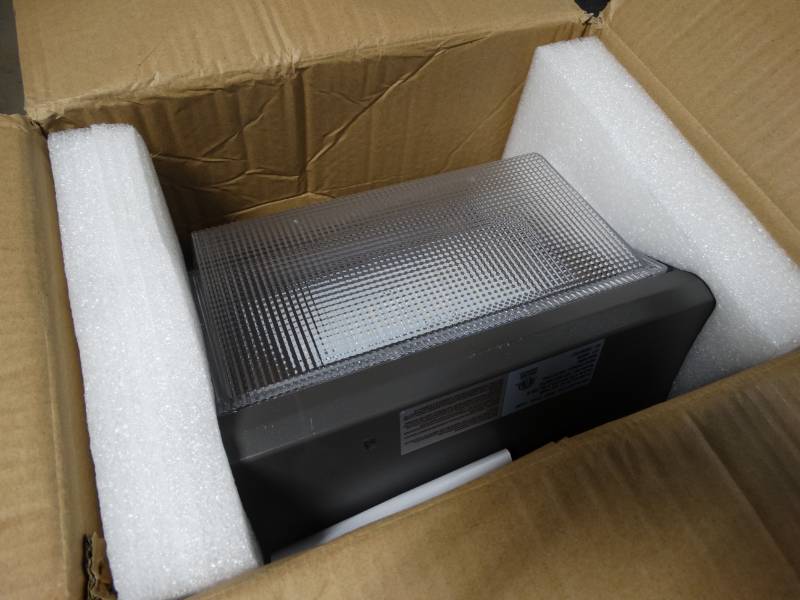 lot 19077 image: Photocell LED wall pack light