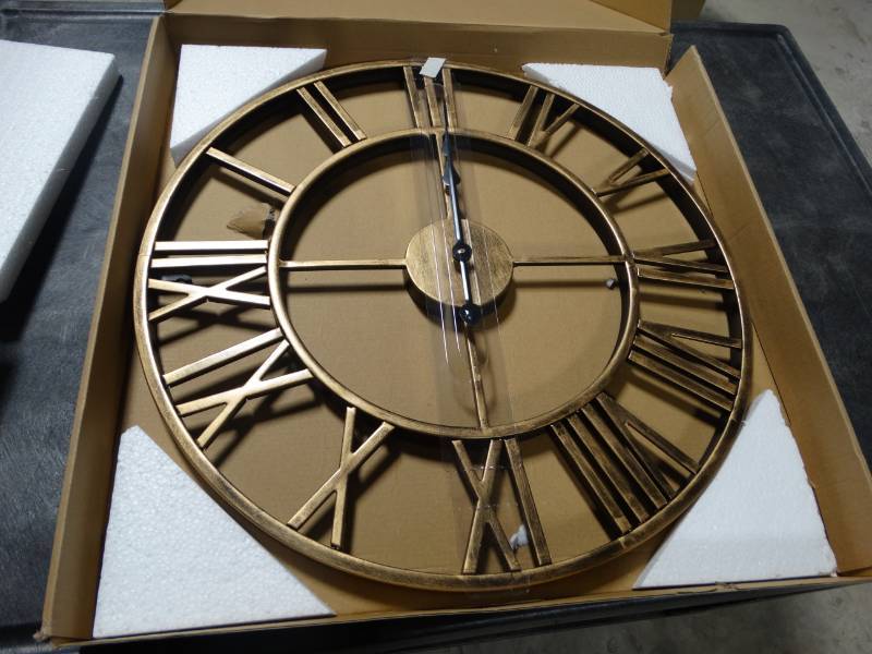 lot 19081 image: Metal wall clock decor