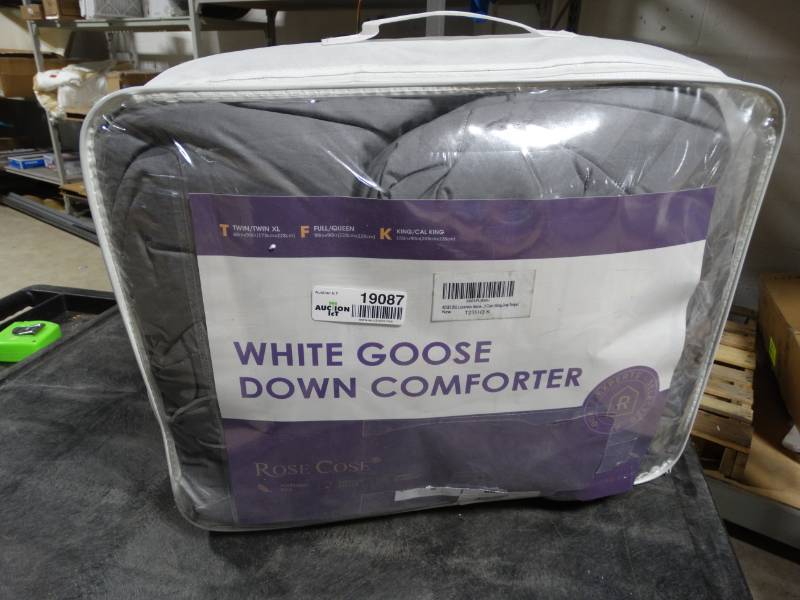 lot 19087 image: White goose down comforter