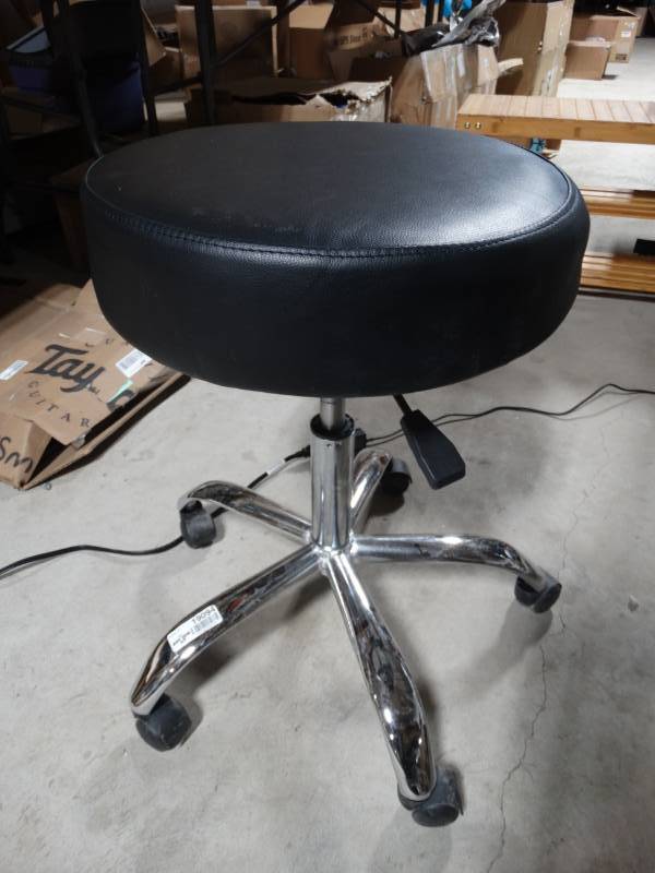 lot 19094 image: Cushioned chair on wheels