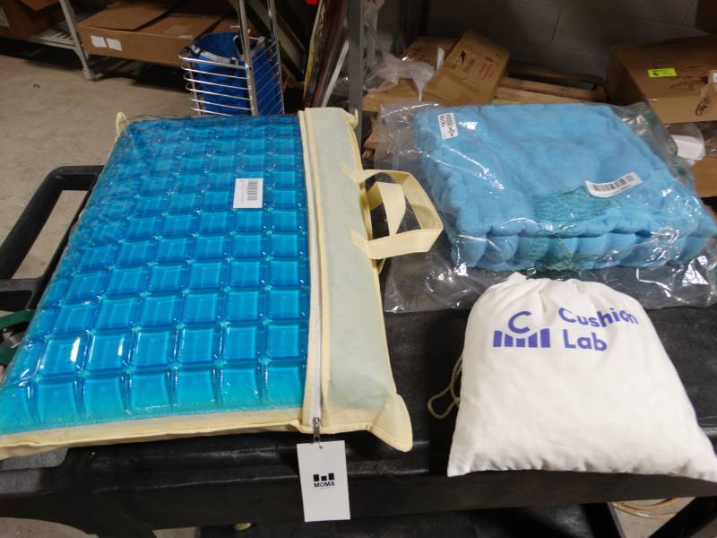 lot 19096 image: Seat cushion and gel pillow