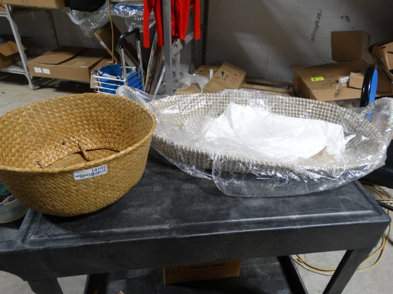 lot 19102 image: 2 wicker baskets