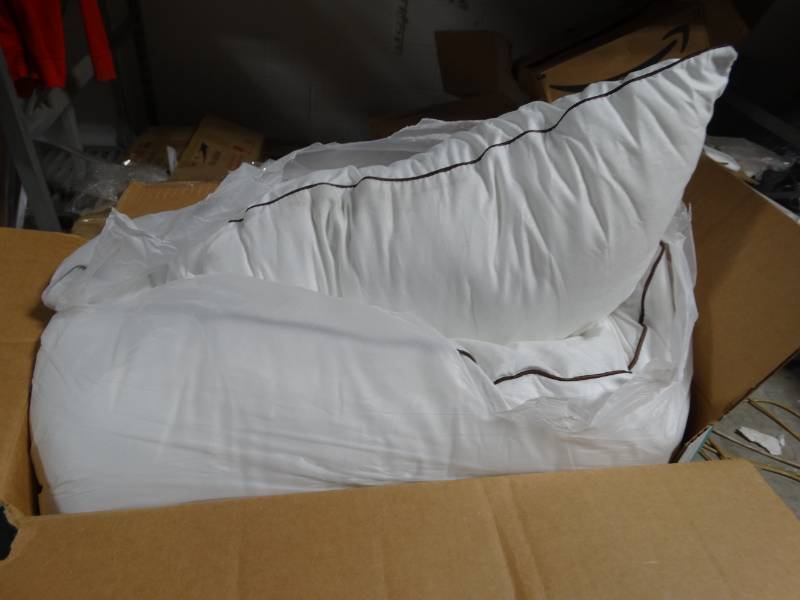 lot 19104 image: 2 very soft pillows