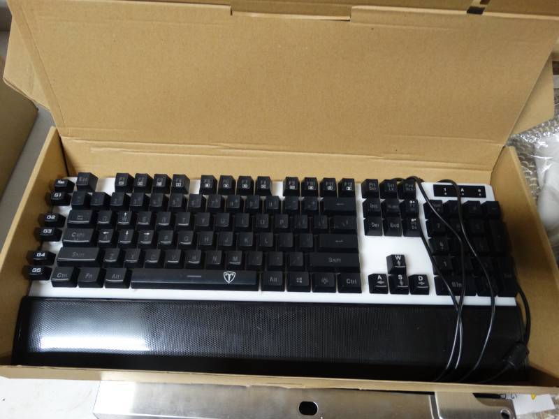 lot 19110 image: Lighted gaming keyboard