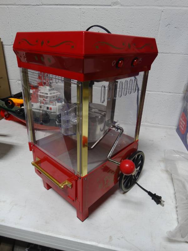 lot 19114 image: Old fashioned look popcorn popper