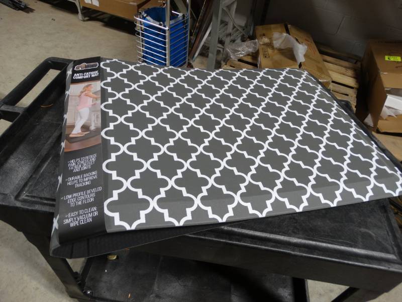 lot 19120 image: Large floor mat