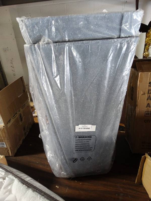 lot 19149 image: 2 trash cans