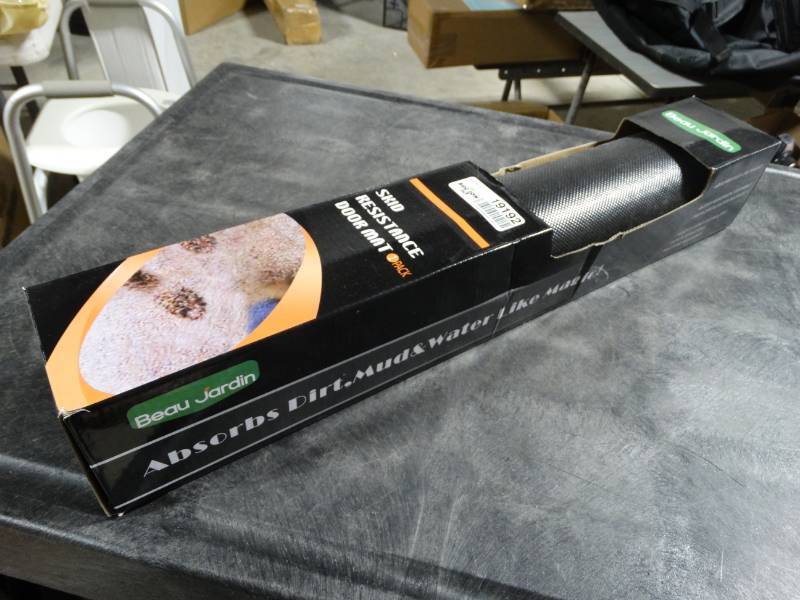 lot 19192 image: Skid resistant door mat