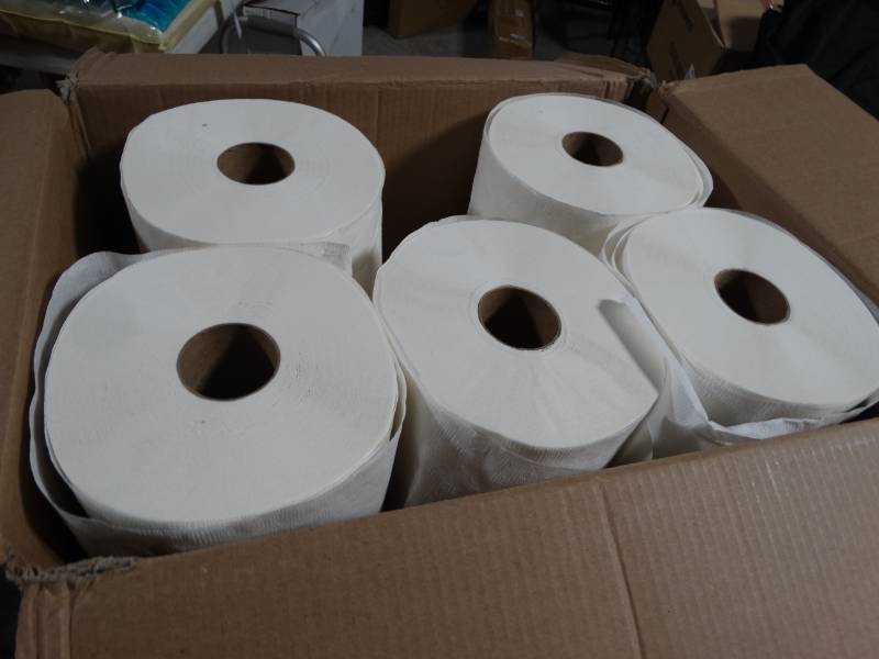 lot 19201 image: 5 rolls of paper towels