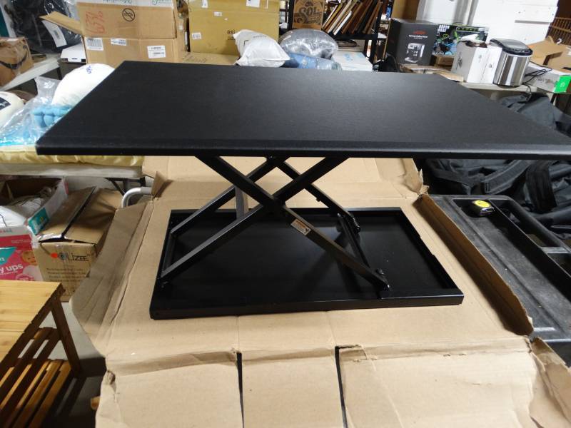 lot 19209 image: Lifting work station