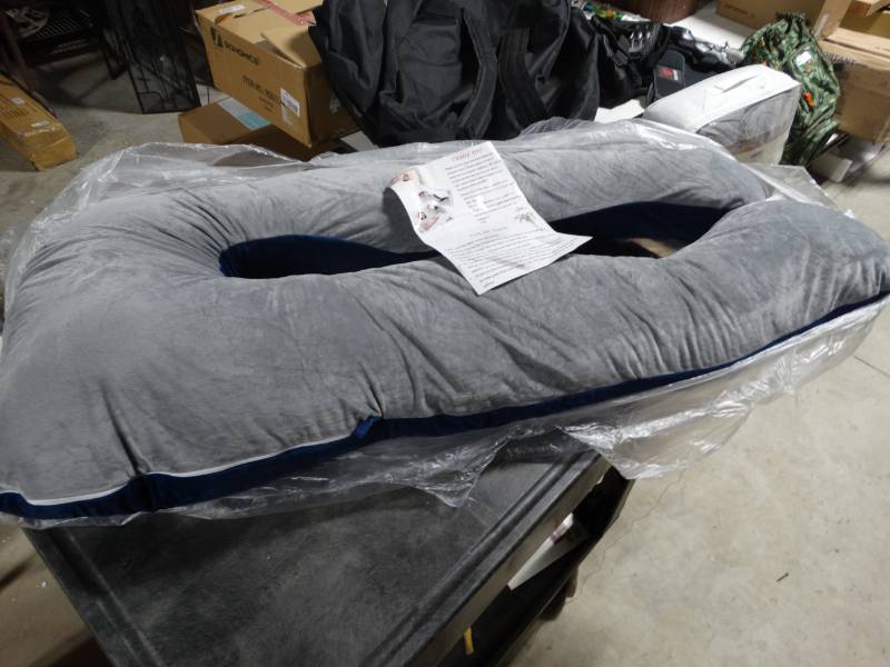 lot 19210 image: Queen Rose pregnancy pillow