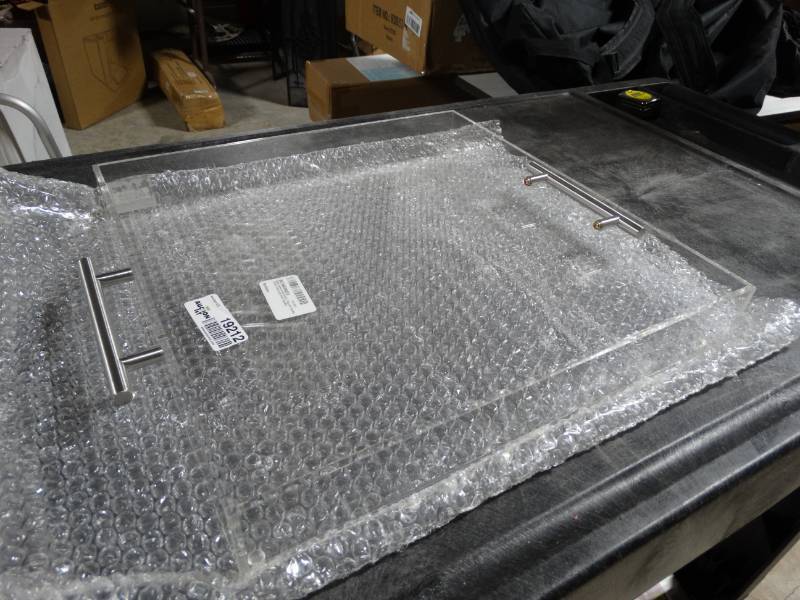 lot 19212 image: Clear acrylic tray w handle