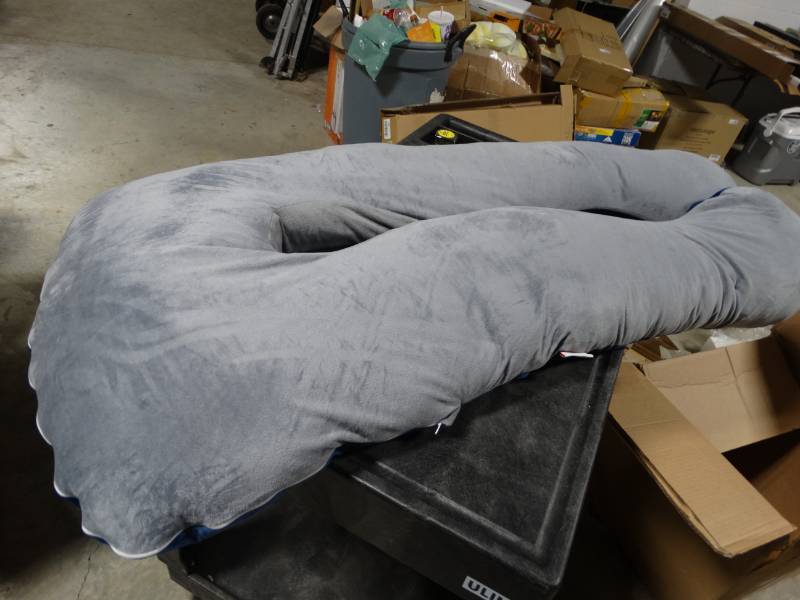 lot 19224 image: Full body pillow