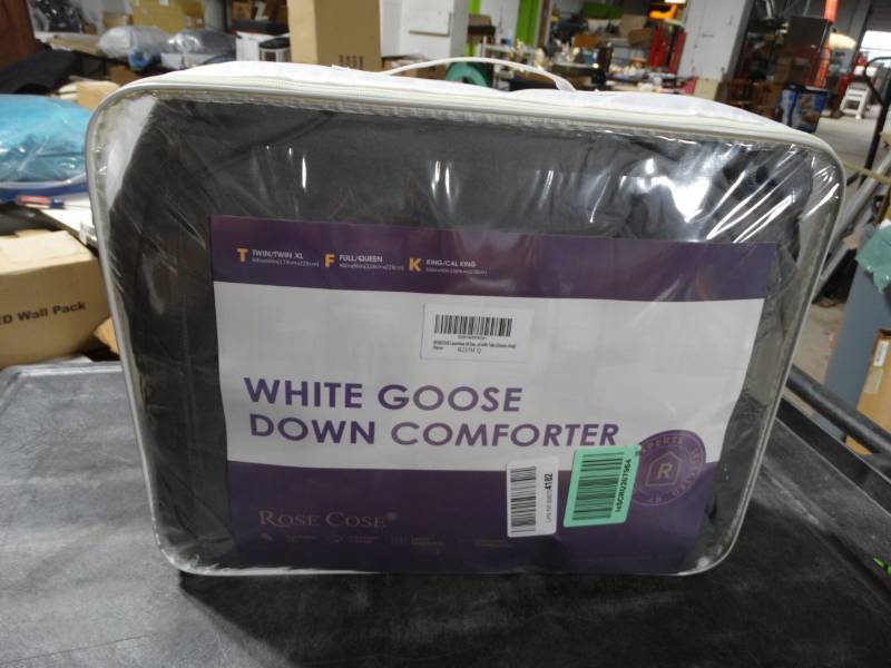 lot 19234 image: White goose down comforter