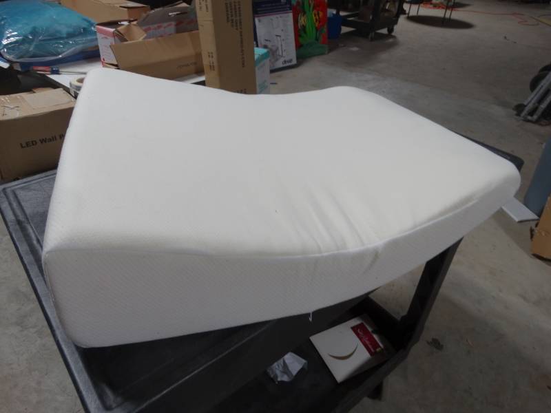 lot 19241 image: Memory foam wedge pillow