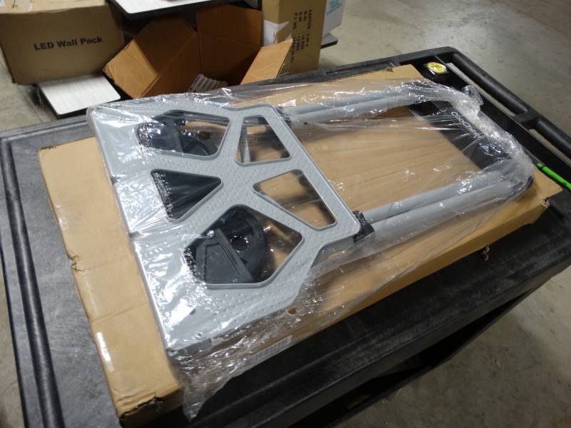 lot 19244 image: Coocher luggage dolly