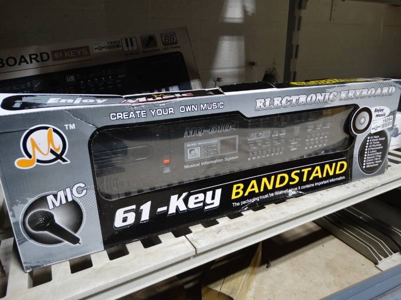 lot 19264 image: 61 keys electronic keyboard